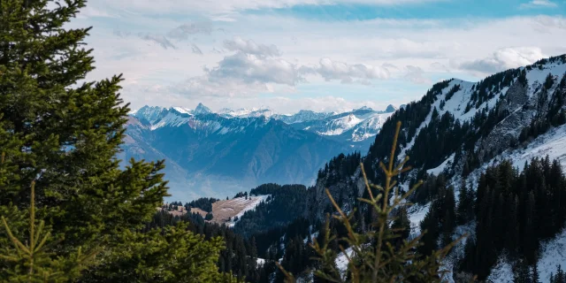 Haut Des Pistes De Ski Thollon Les Memises. En fond il y a les montagnes suisses enneigées.