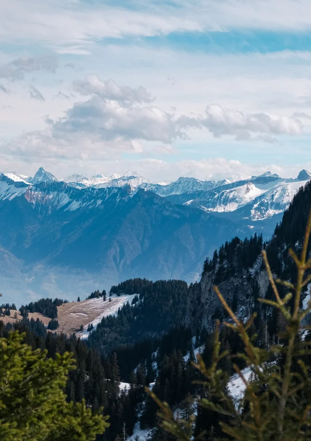 Haut Des Pistes De Ski Thollon Les Memises. In the background are the snow-capped Swiss mountains.