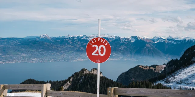 Haut Des Pistes De Ski Thollon Les Memises. On voit au premier plan un panneau indiquant la piste rouge 