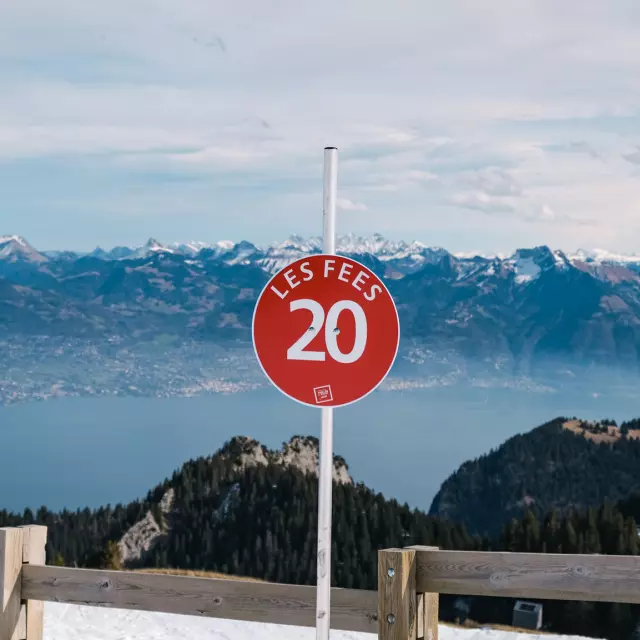 Haut Des Pistes De Ski Thollon Les Memises. Op de voorgrond staat een bord dat de rode piste 