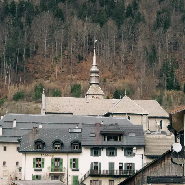 Photo du village d'Abondance. On voit le clocher de l'Abbaye et la forêt en fond.