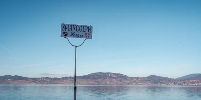 Lac léman depuis Saint Gingolph. Vue sur la suisse avec en premier plan un panneau indiquant St-Gingolph.