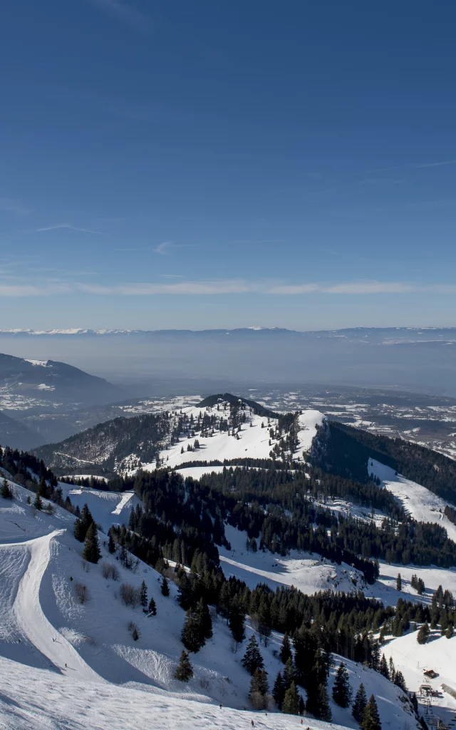 Montagne enneigées de Bernex avec vue sur le Léman