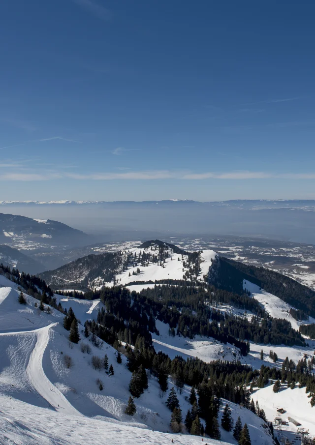 Montagne enneigées de Bernex avec vue sur le Léman