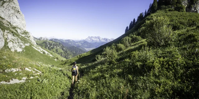 une randonneuse au milieu des montagne