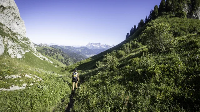 une randonneuse au milieu des montagne