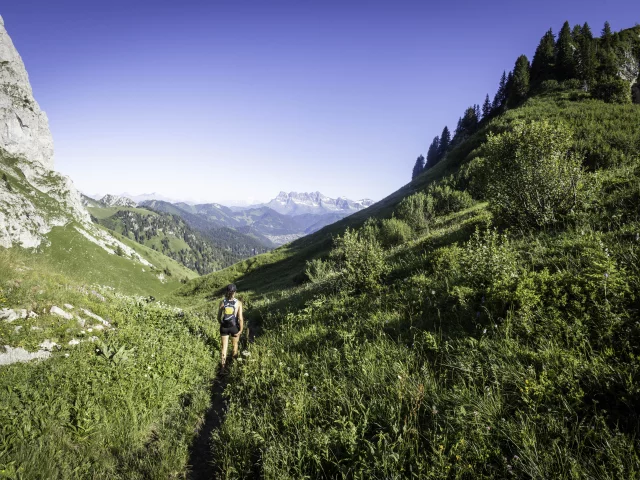 une randonneuse au milieu des montagne