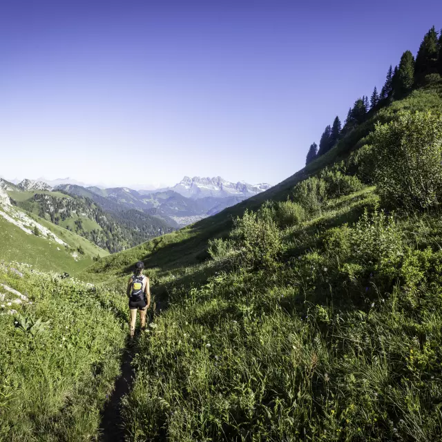 une randonneuse au milieu des montagne