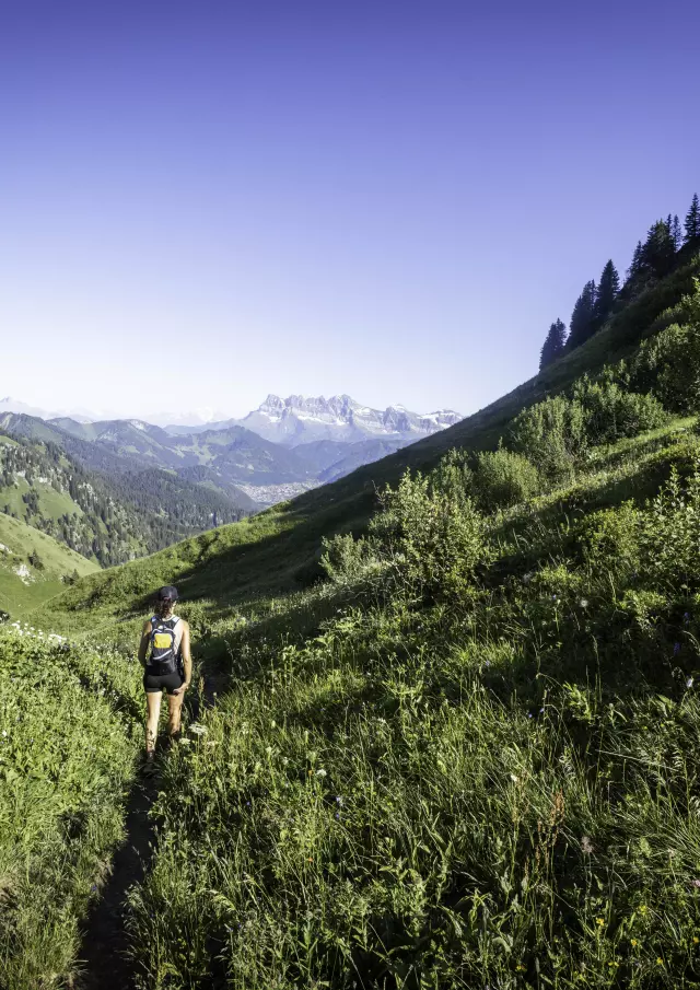 une randonneuse au milieu des montagne