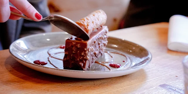 Un entremet au chocolat sur une assiette blanche