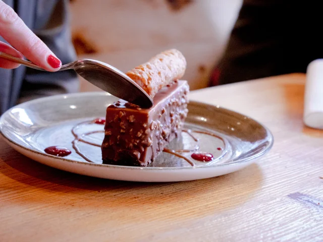 Un entremet au chocolat sur une assiette blanche