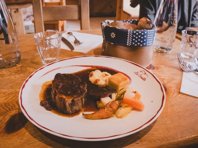 Un plat de viande en sauce dans une assiette blanche