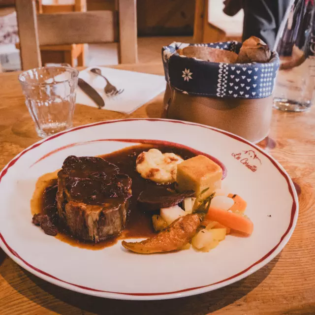 Een gerecht van vlees in saus op een wit bord