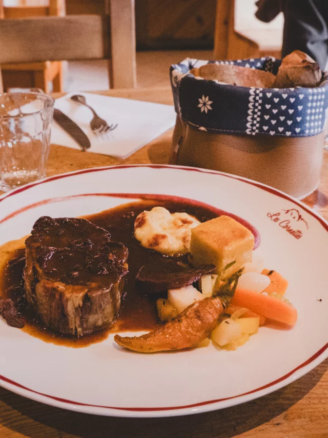 Un plat de viande en sauce dans une assiette blanche