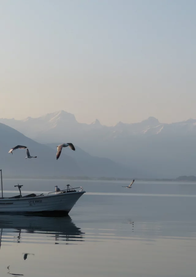 Un bateau de pêche sur le lac au matin.